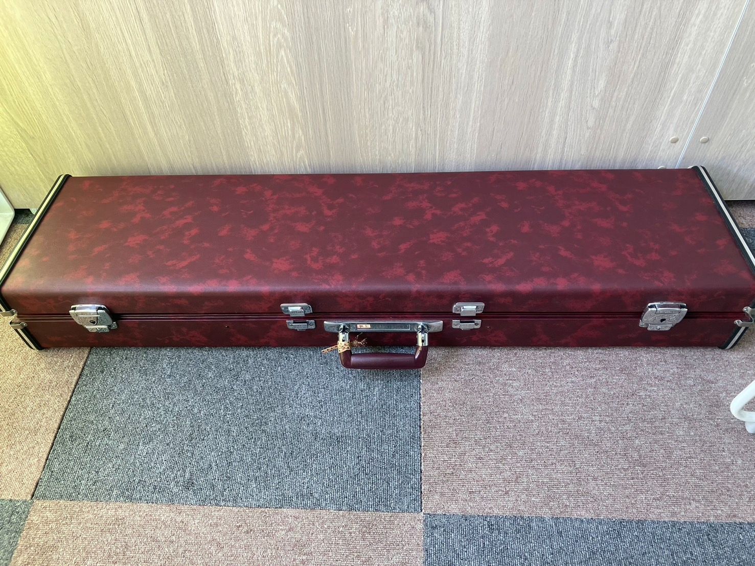 【現状品】三味線 本体 ハードケース付き 和楽器 弦楽器 和風 弦楽器 中古品】三味線 赤内装 和柄付き 付属品付き ハードケース付 和楽器