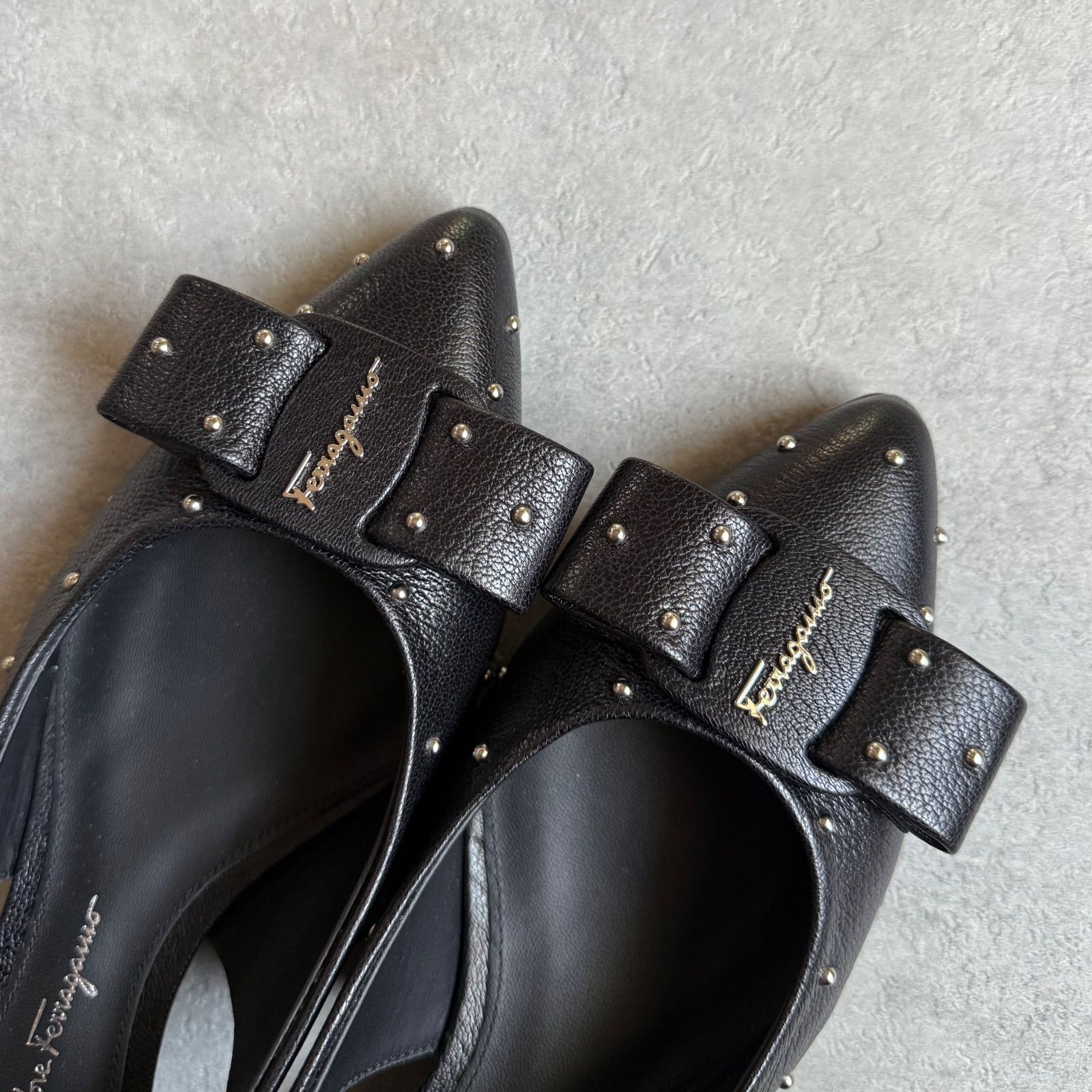 新品未使用 フェラガモ ヴァラリボン スタッズ 黒 パンプス