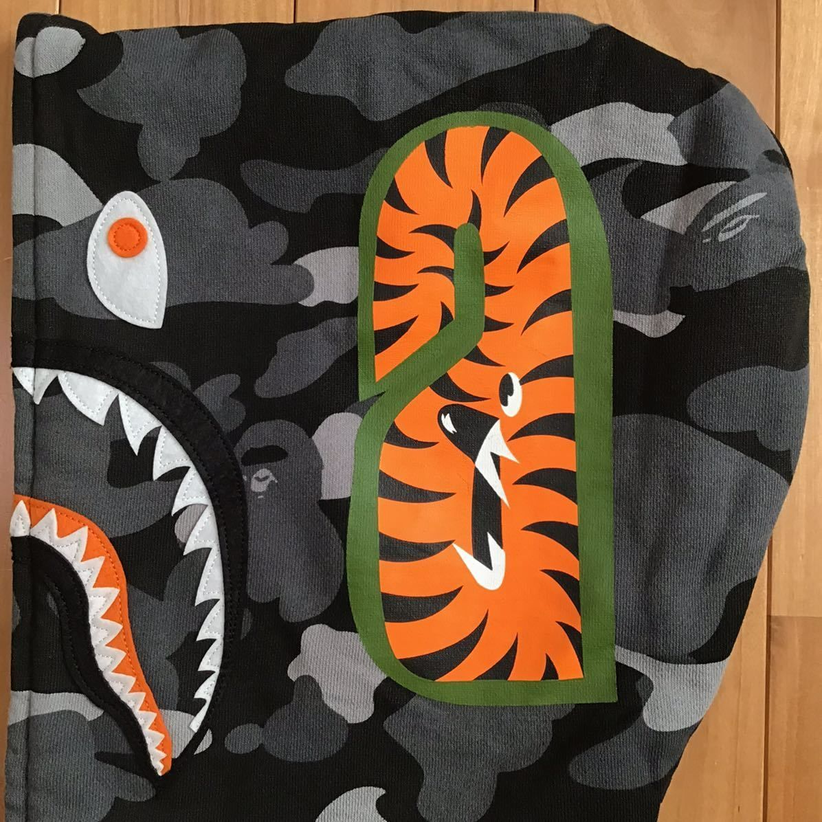 APE × UNDEFEATED タイガー シャークパーカー M パーカー Undefeated × BAPE タイガー シャーク パーカー Mサイズ tiger shark