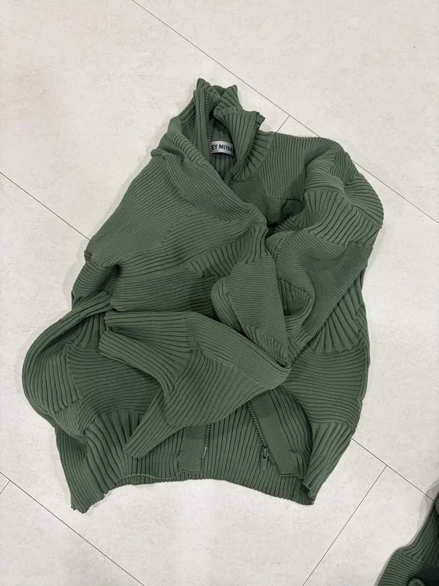 イッセイミヤケ コネコネ グリーンジップアップ