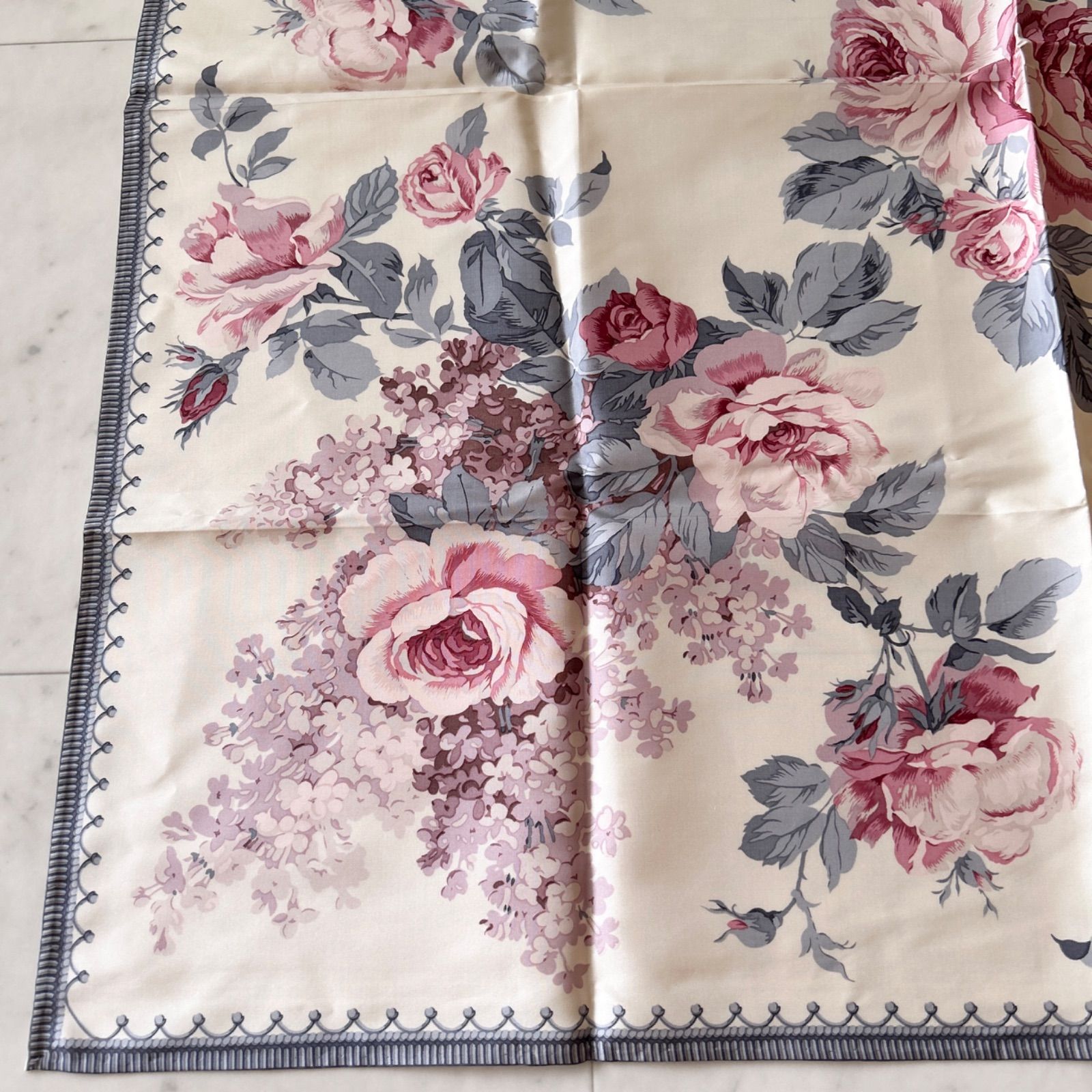 美品 ☆Jim Thompson☆ スカーフ 花柄 シルク ネイビー ホワイト 美品 ☆Jim Thompson☆ スカーフ 花柄 シルク ネイビー ホワイト