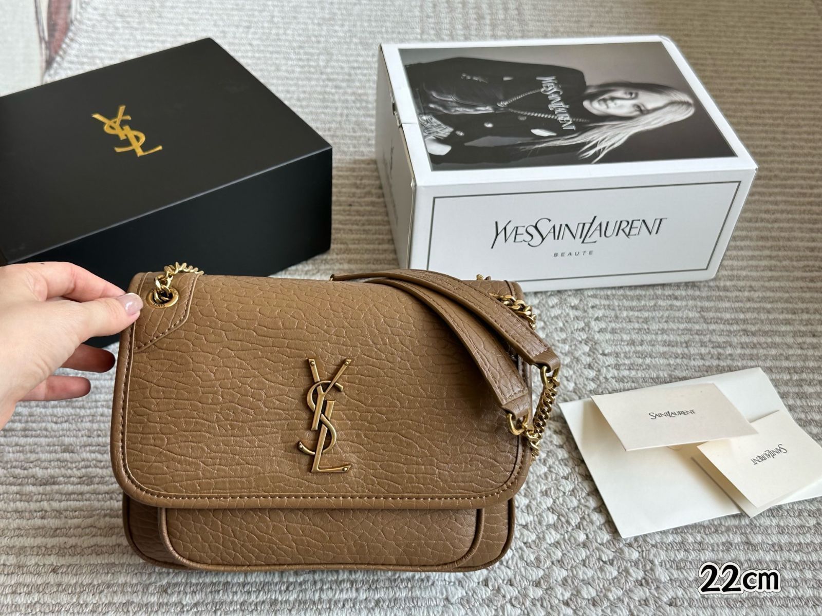 今日特価】YSL Bubble Leather Niki Messenger Bag ワイエスエル