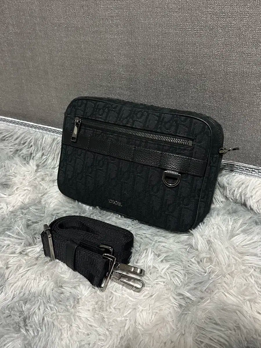 25 年 8 月 ディオール オブリーク サファリ メッセンジャーバッグ ブラック 新モデル