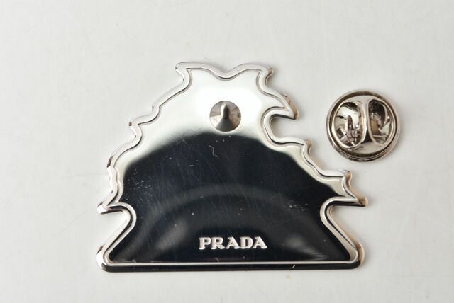 PRADA ピンバッジ 2点セット　サル　ロゴ プラダ ピンブローチ/ピンバッジ 3点セット PRADA アクセサリー メタル