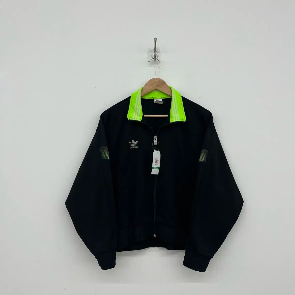 adidas アディダス 黒 トラックトップス 蛍光 ポイント
