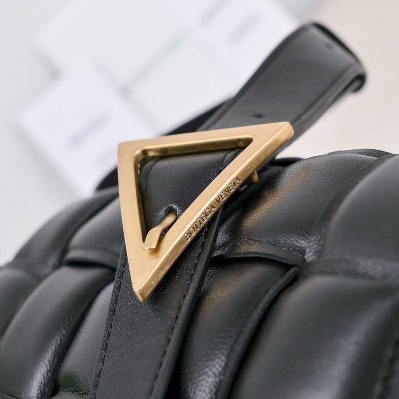 BOTTEGA VENETA スモールカセット レザーショルダーバッグ BOTTEGA VENETA ボッテガヴェネタ ショルダーバッグ スモール