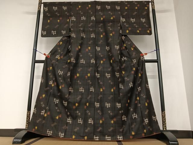 平和屋着物○国指定重要無形文化財 本場久米島紬 手織 飛鳥文 正絹