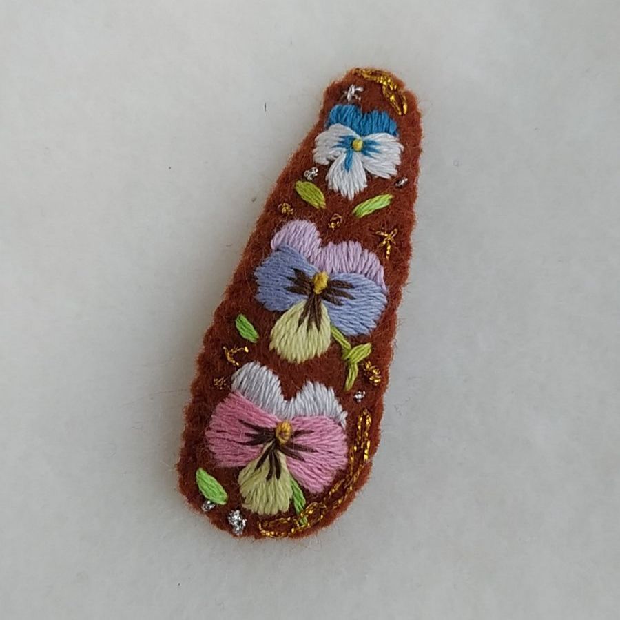 5センチパッチンピン♡パンジー刺繍♡ハンドメイド 5センチパッチンピン♡パンジー刺繍♡ハンドメイド
