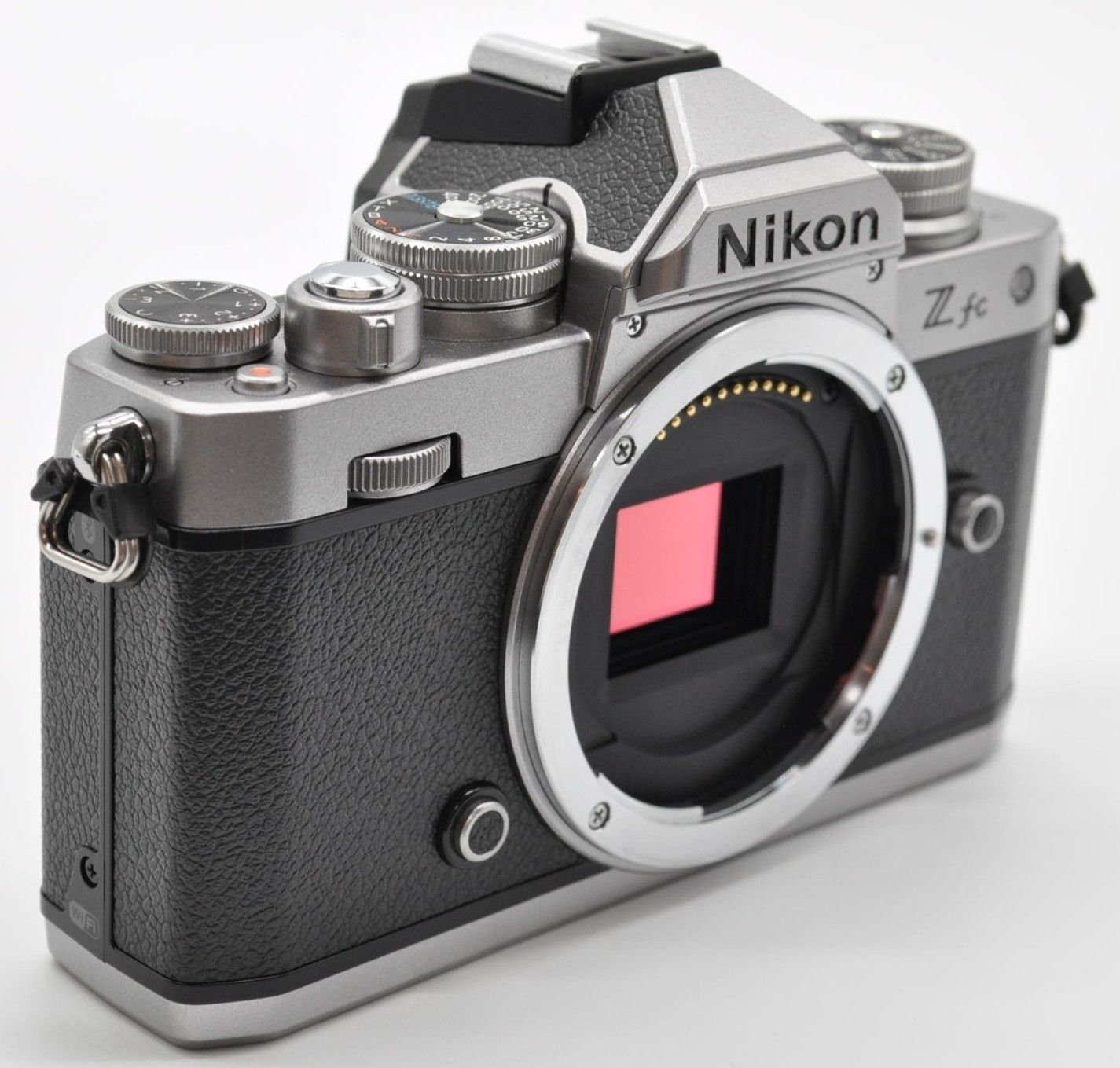 ショット数4569!元箱付き■ほぼ新品■ NikonZ fc ボディ シルバー ショット数4569!元箱付き□ほぼ新品□ NikonZ fc ボディ