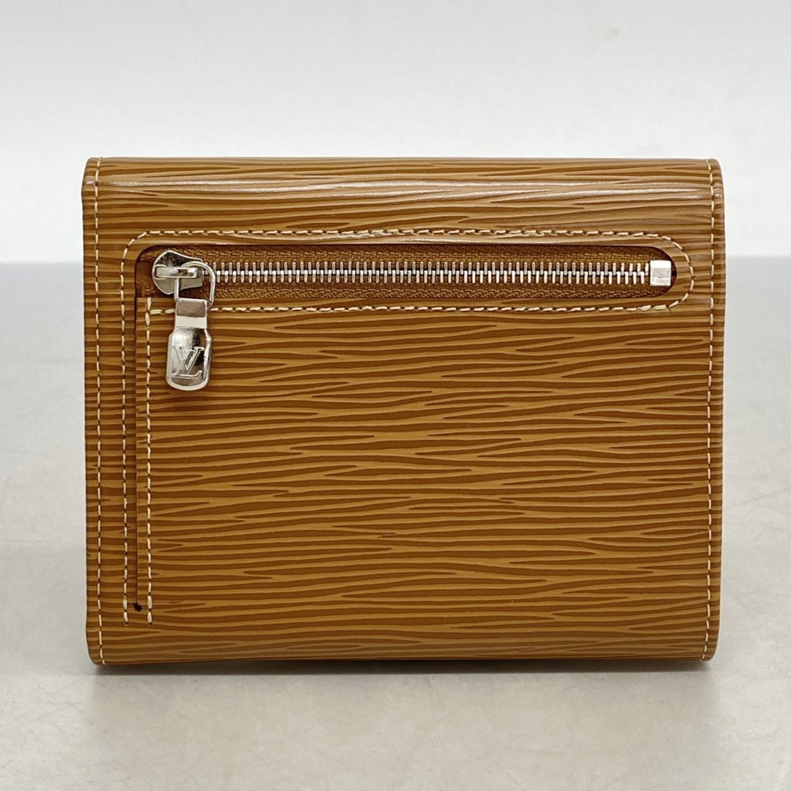 送料込み！ 極美品 FENDI 三つ折り財布 8M0011 箱付き 573 送料込み！ 極美品 FENDI 三つ折り財布 8M0011 箱付き 573