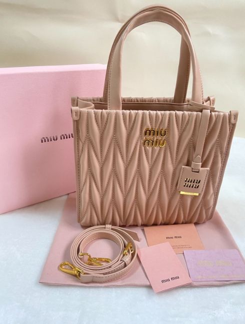 MIUMIU マテラッセレザー トートバッグ