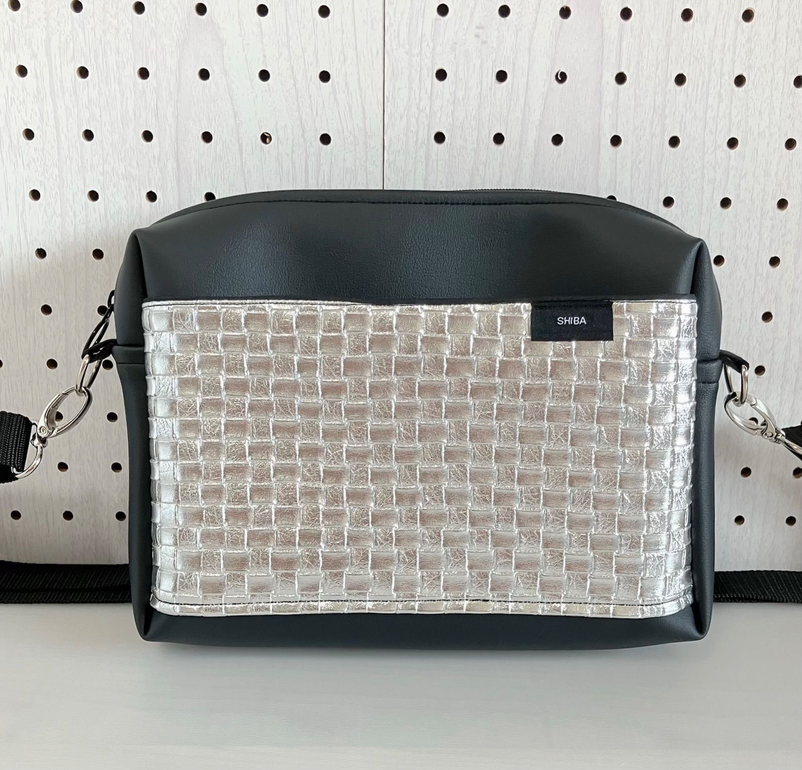 ハンドメイド＊ミディアムショルダー フェイクレザーシルバー編み込み(1027)