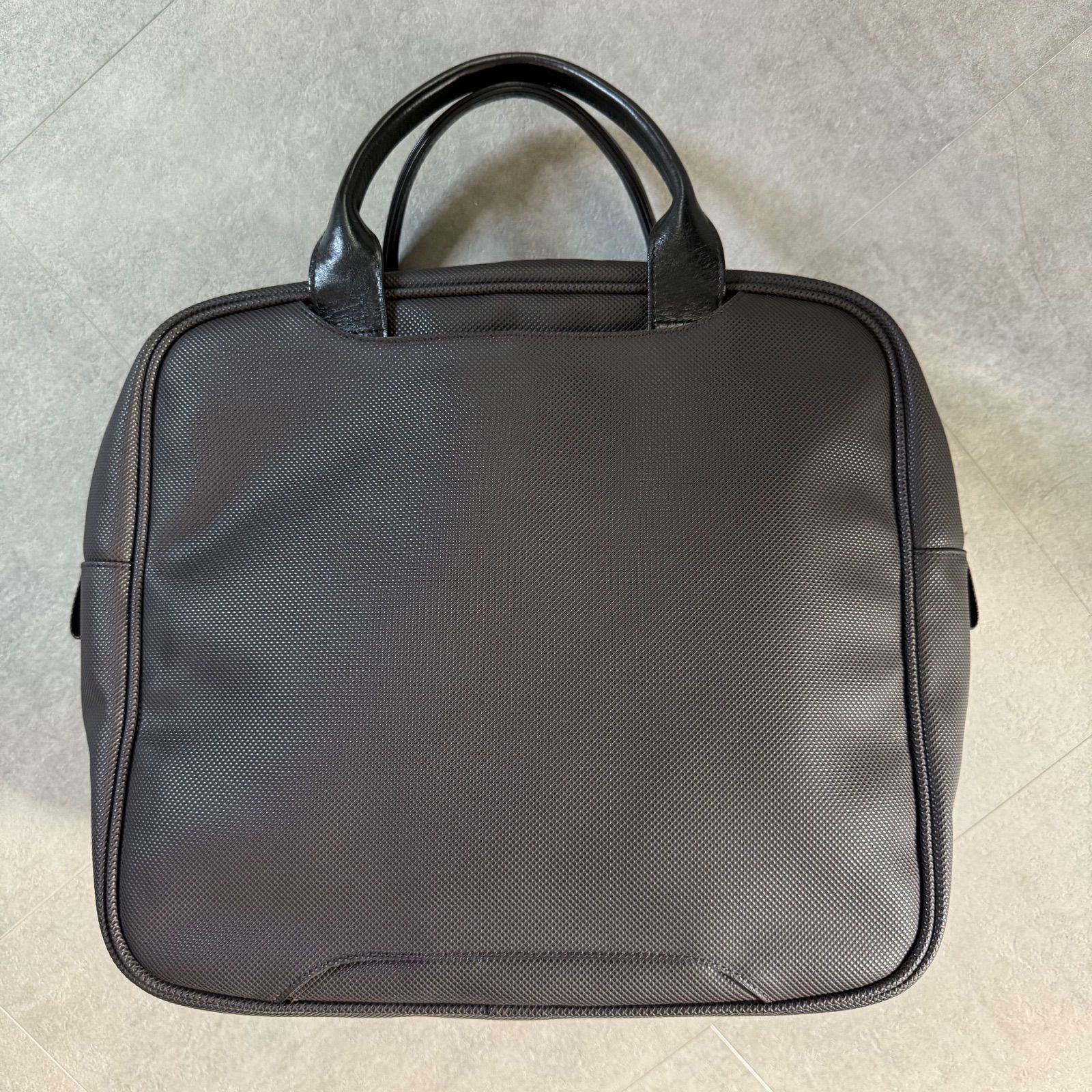 ダークブラウン