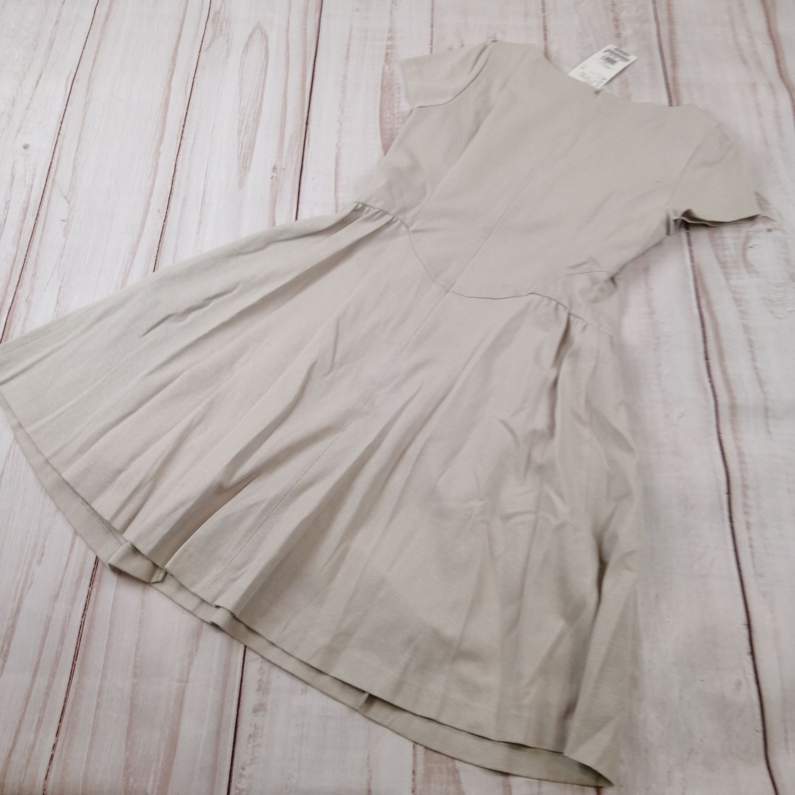 未使用タグ付 UNITED アンタイトル 半袖ワンピース ベージュカラー  