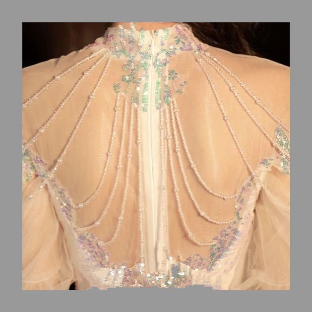 スパンコールにビジューの美しい イブニングドレス♩.• 新品 未使用】オーロラのスパンコールにビジューが美しい