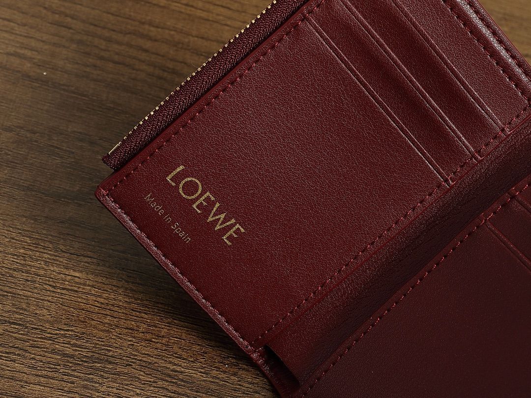 LOEWE ブラックレザー 三つ折り財布 新品 - メルカリ