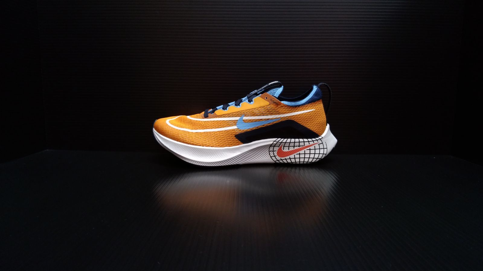 NIKE ZOOM FLY 4 PRM DO9583 700 - メルカリ