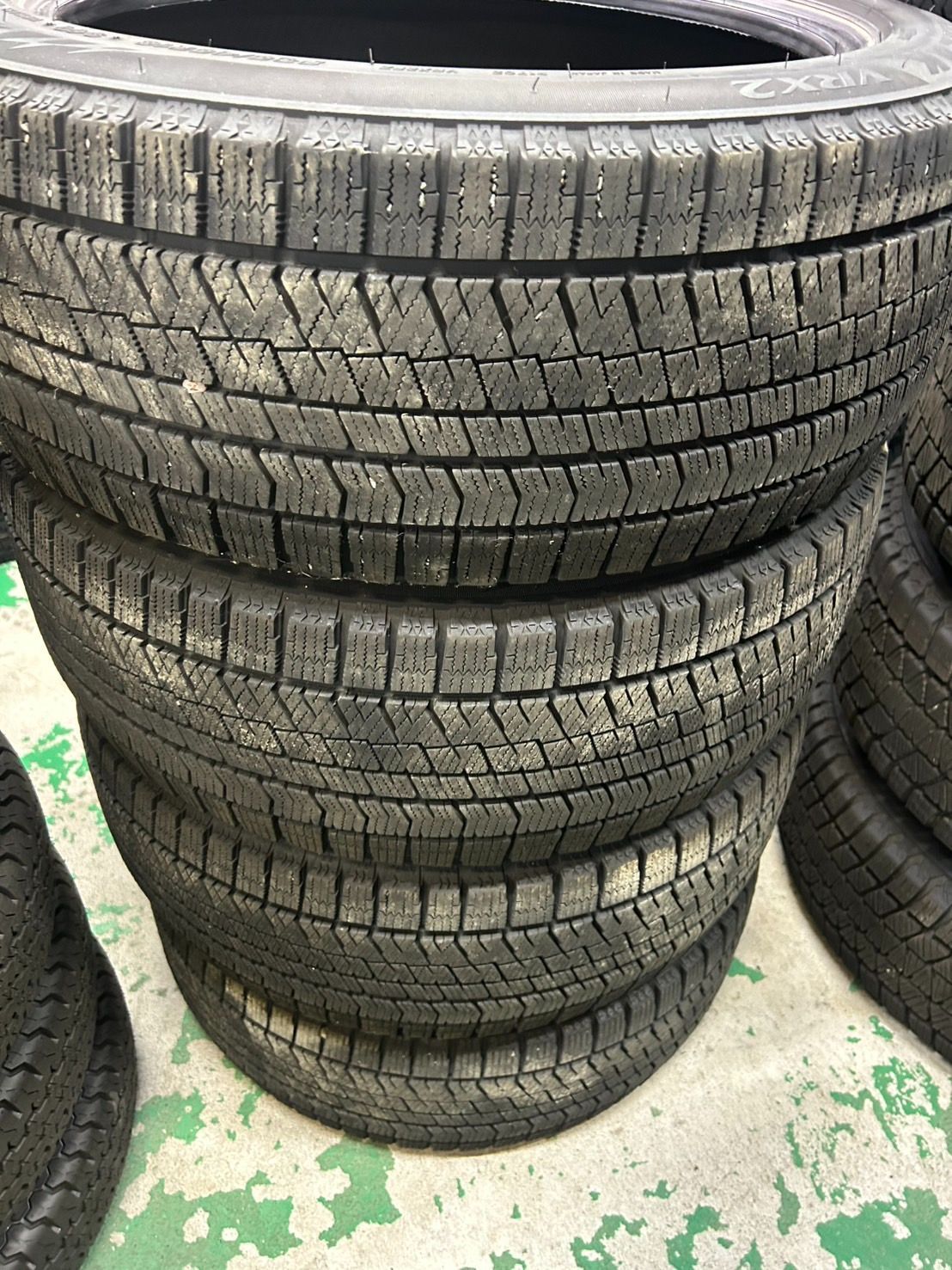 BRIDGESTONE BLIZZAK VRX2 235 45R18 94Q スタッドレスタイヤ 4本セット 残溝6.4mm 2020年製