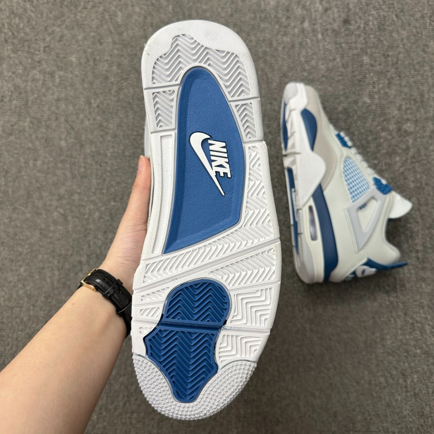 新品未使用ナイキ エアジョーダン4 レトロ 
