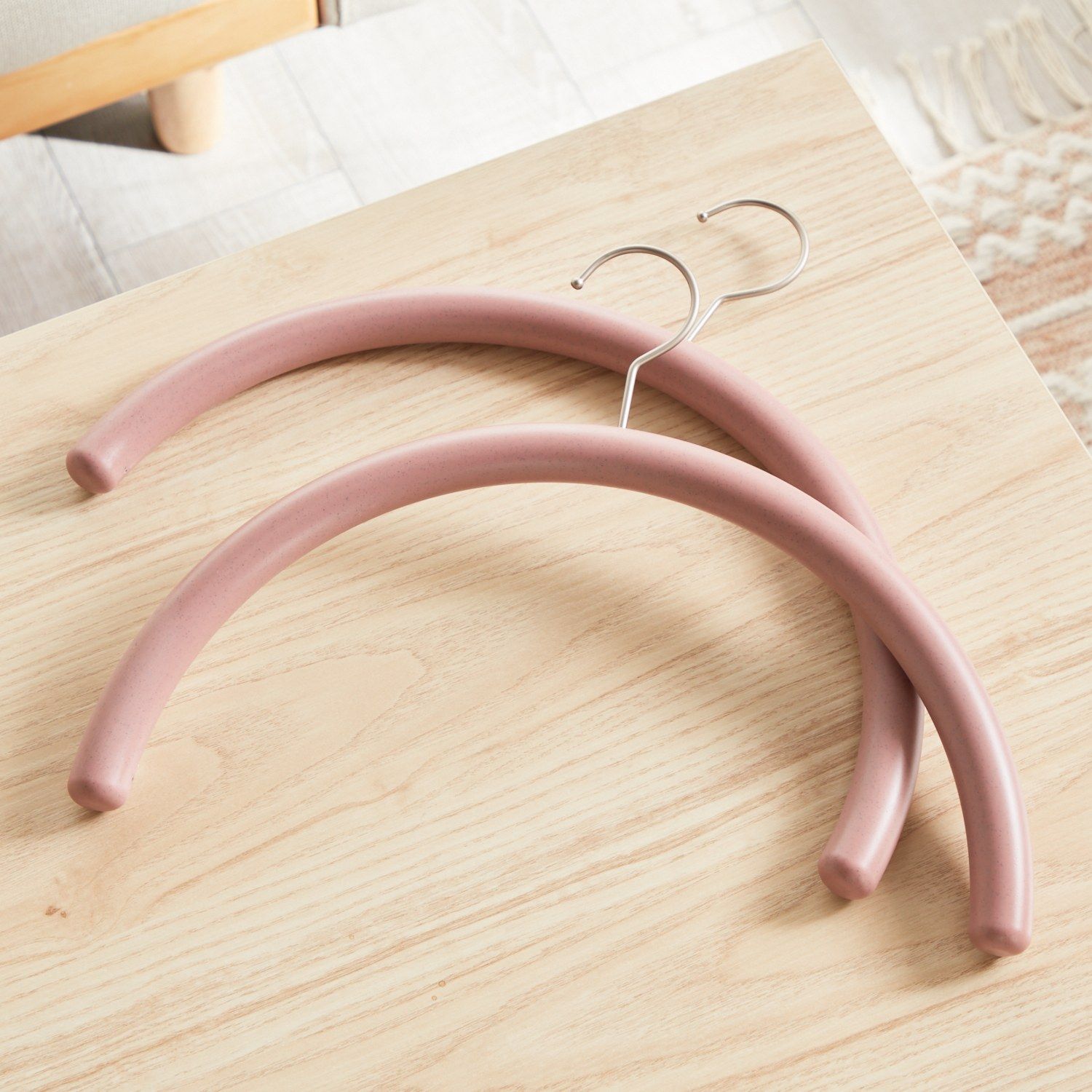 【新品未使用】Balmy Hanger バルミーハンガー 特許取得形状！ 洋服の肩に跡が付きにくい まろやかハンガー 2本セット ピンク【参考価格￥3，780-】