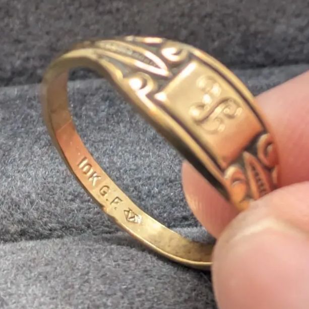 S”シグネットリング 10K GF 刻印 イニシャル ゴールドフィルド ピンキー V”シグネットリング 10K GF 刻印 イニシャル ピンキー ゴールド