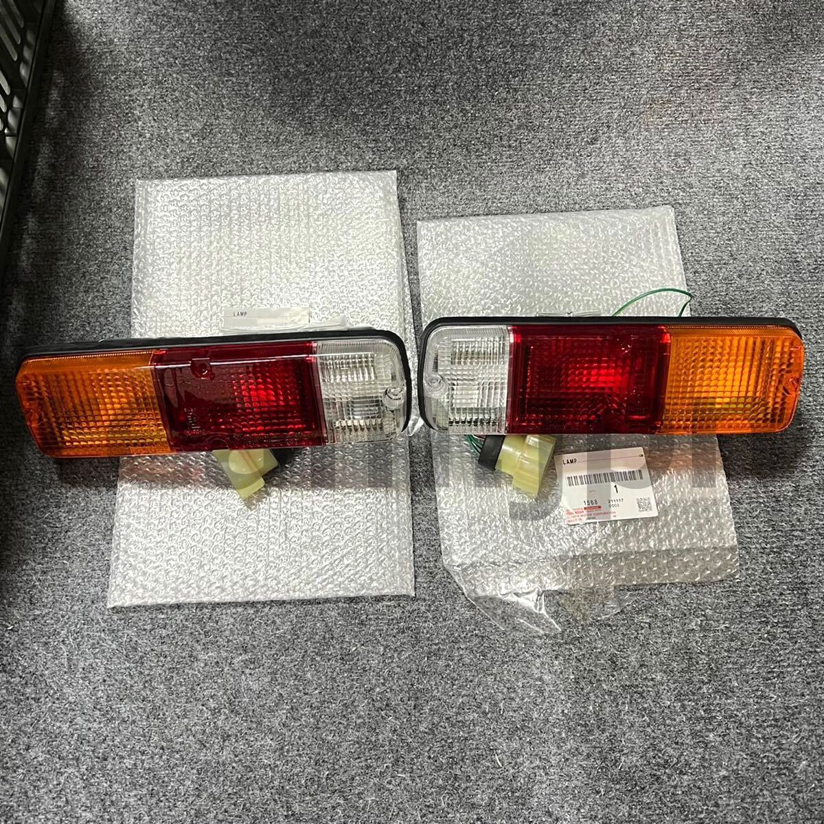 3-1783 未使用品　トヨタ純正　クリアリヤコンビランプ トヨタ純正 OP オプション 200系 ハイエース 1型 2型 3型 4型