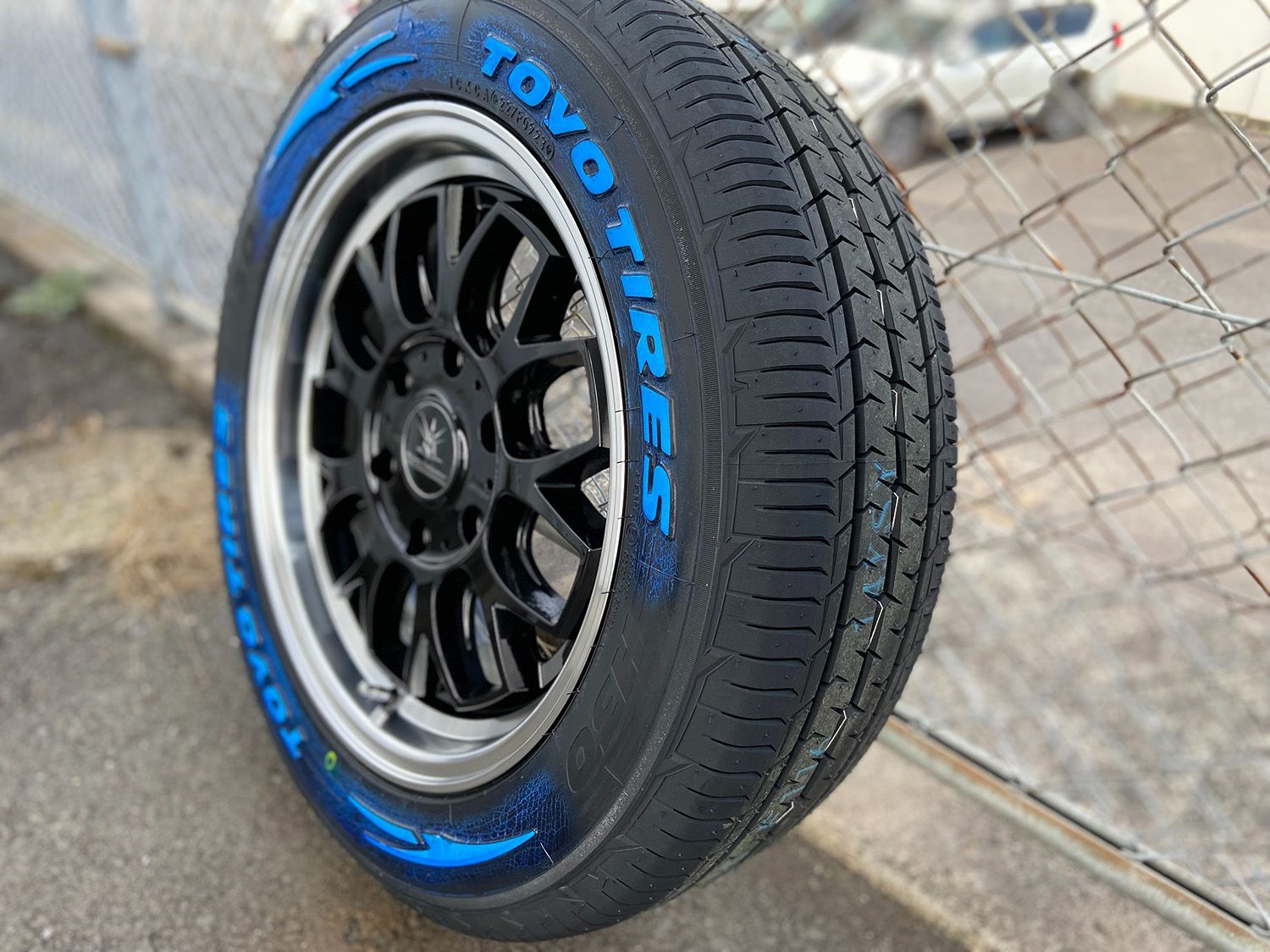 新品】200系ハイエース タイヤホイール 17インチ トーヨー H30 215/60R17 ホワイトレター BountyCollection BD00  車検対応品 - メルカリ