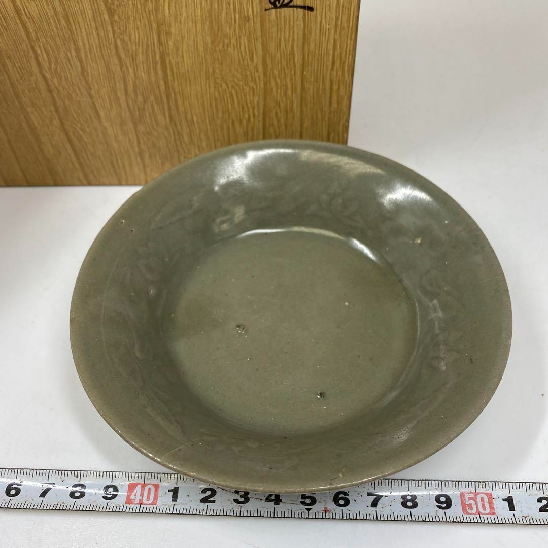 高麗青磁　陰刻皿　幅約14㎝　木箱付　トヒト　本さ6-1105☆1F 高麗青磁 陰刻皿 幅約14㎝ 木箱付 トヒト 本さ6-1105☆1F - メルカリ