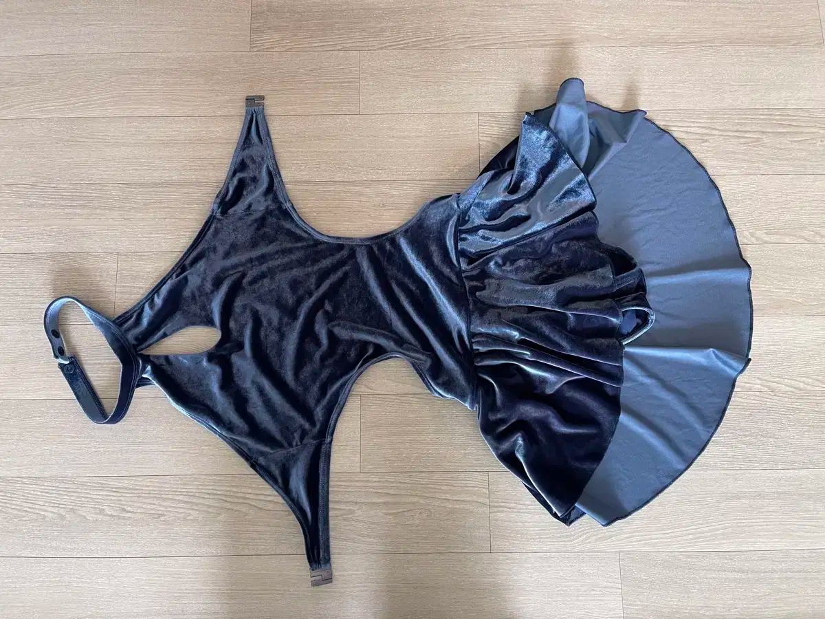 ソーニャ・レヴィ ポールダンススーツ