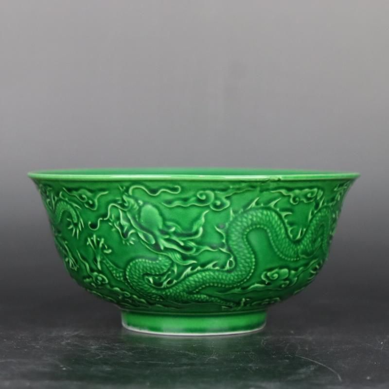 緑色の花柄浮彫り陶器ボウル 緑色の花柄浮彫り陶器ボウル