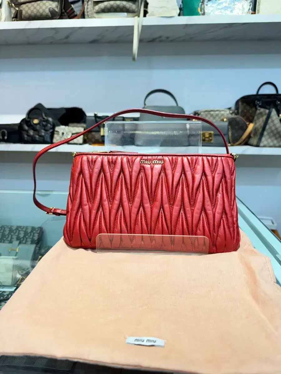 MIU MIU ミュウミュウ マテラッセ クロスバック ゴールド レッド