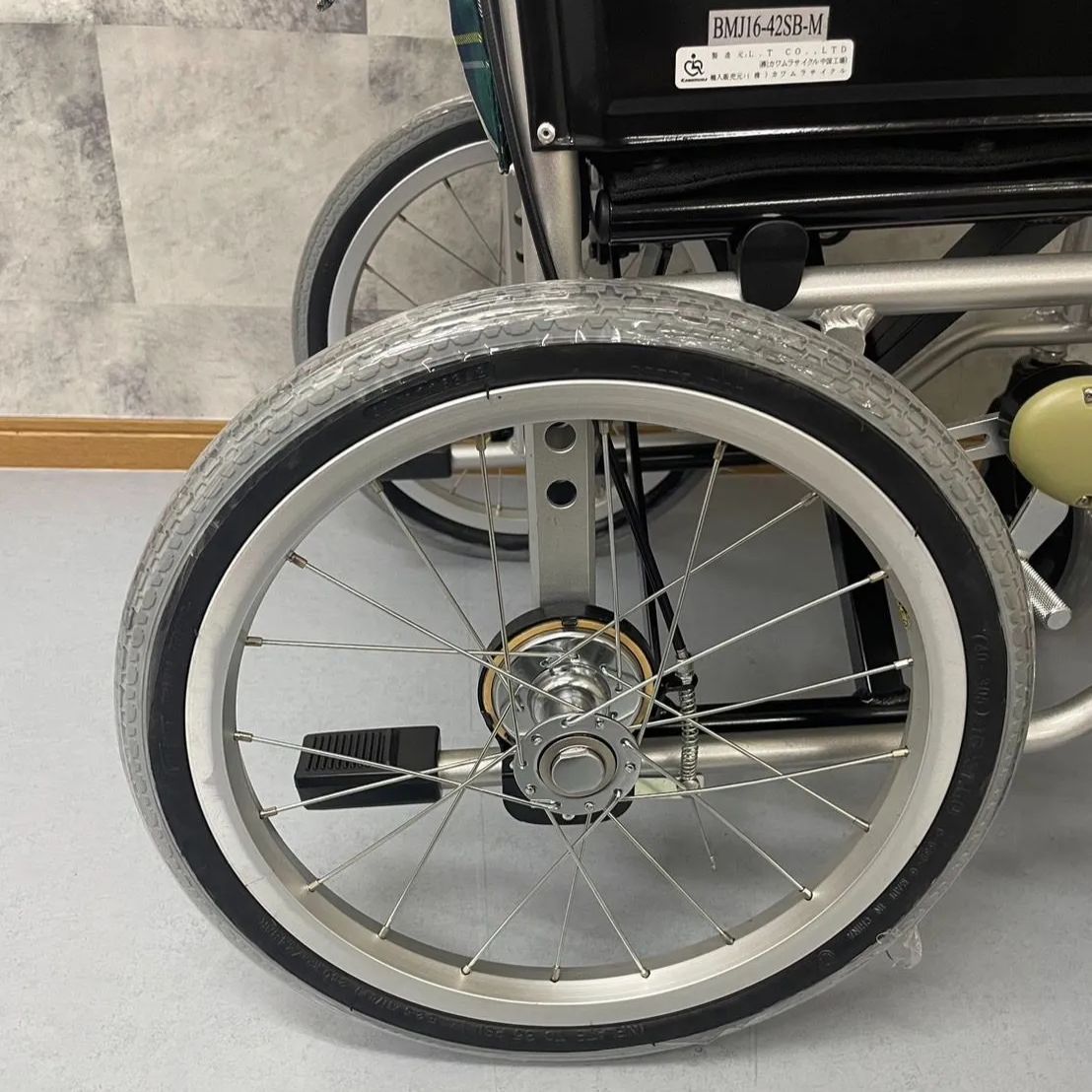 売店カワムラサイクル　自走用　ノーパンクタイヤ　車椅子　BM22-42SB-M 自助具・リハビリ用品