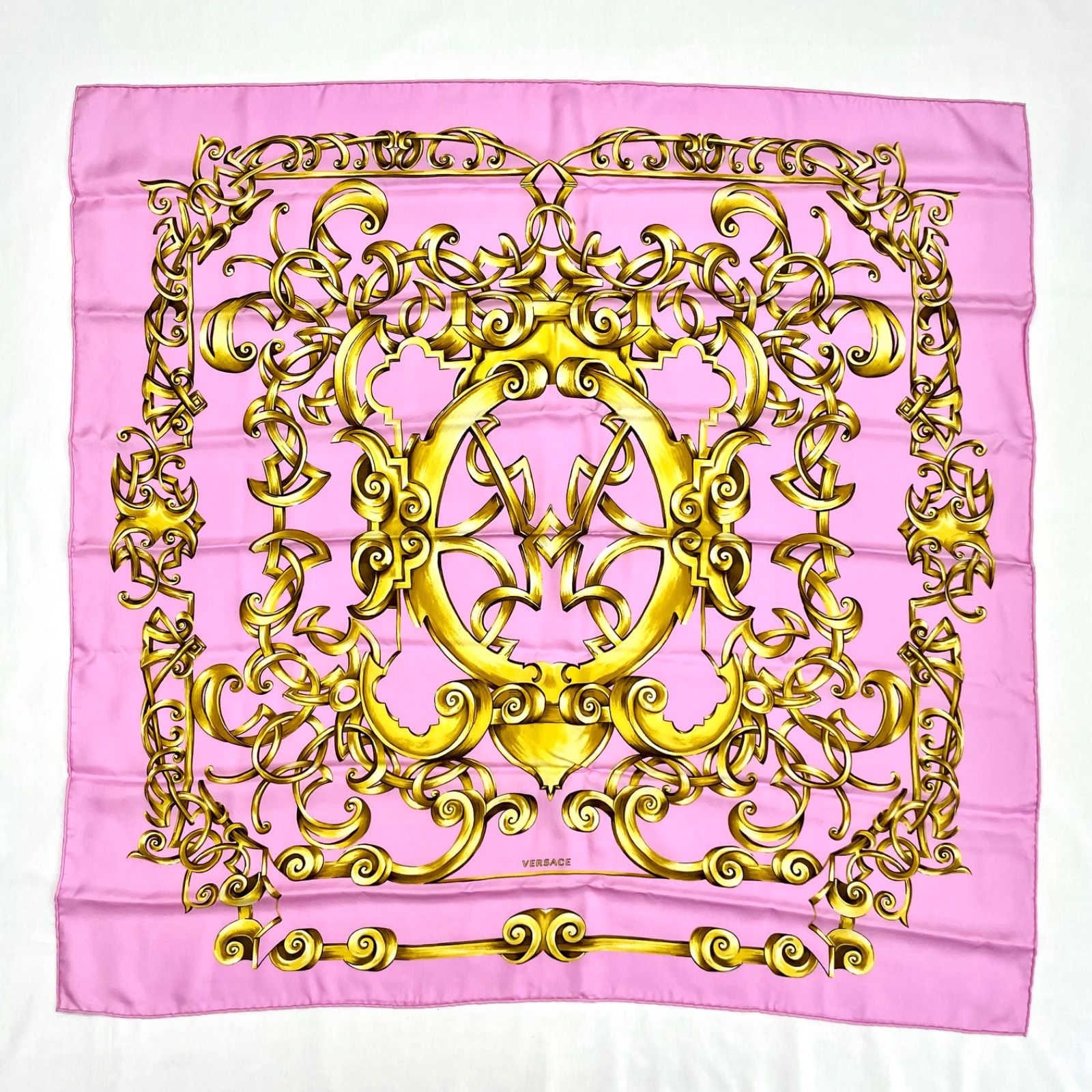 【2025年】エレガントファッションを上品に着 スカーフ VERSACE 大判 ヴェルサーチ ゴールド ピンク シルク 小物