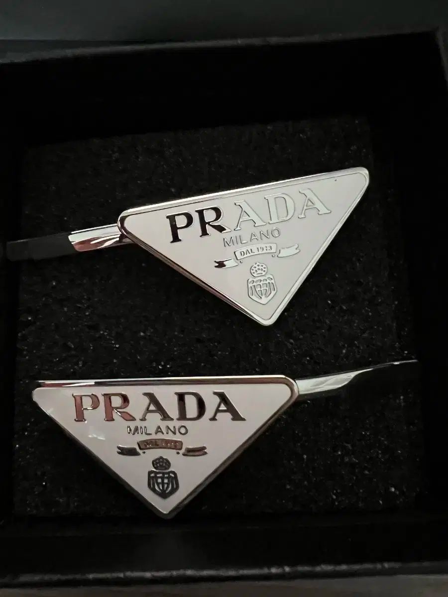 Prada プラダ ヘアクリップ