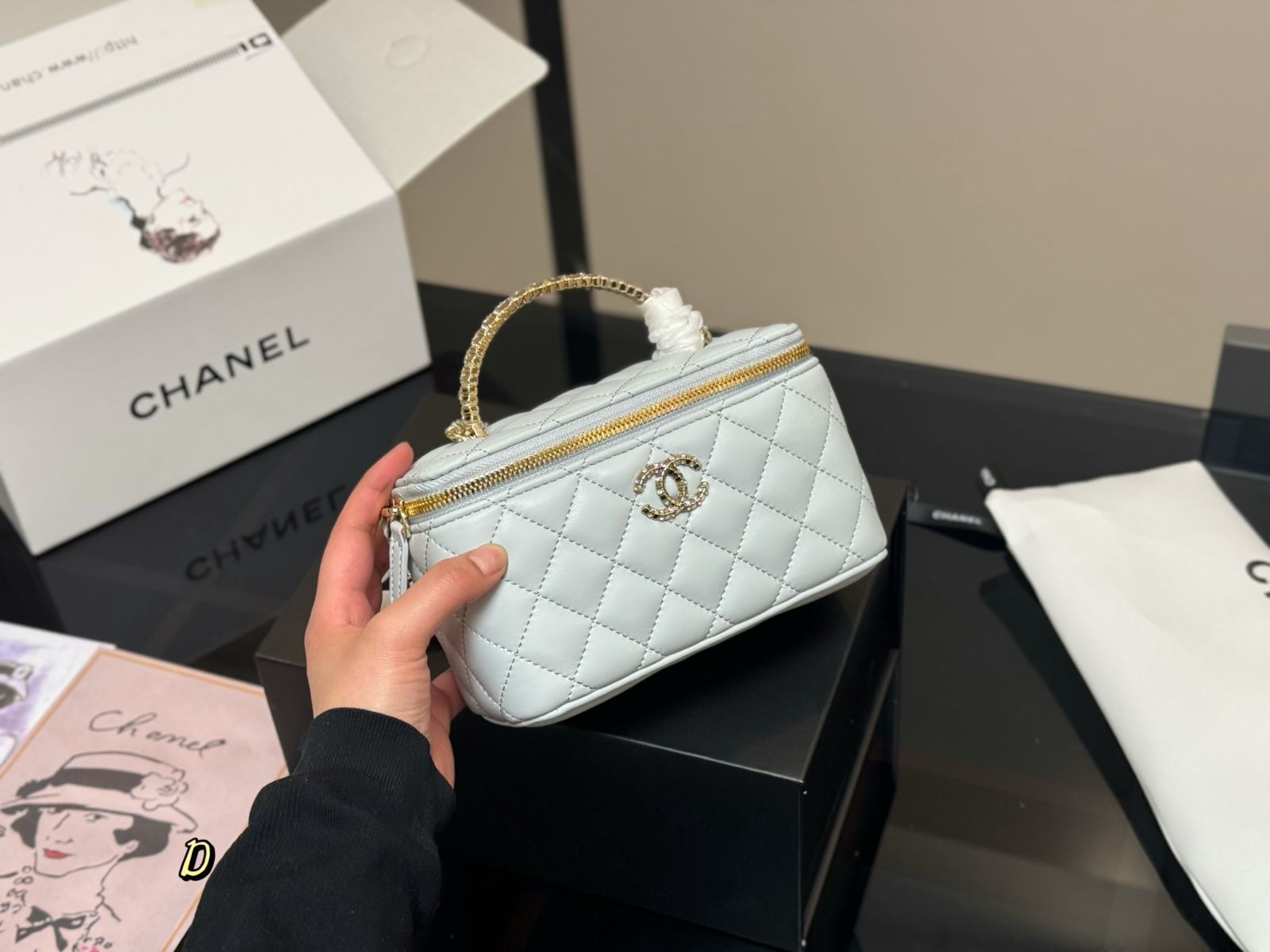 今日特価】Chanel Handle Cosmetic Box シャネル ハンドル コスメ