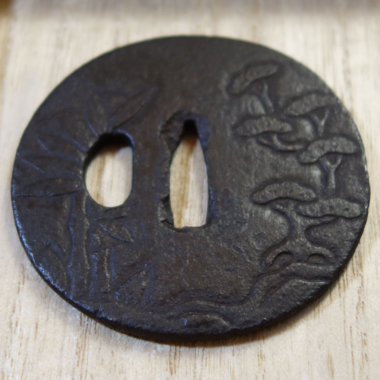 鍔 【 鉄地 松竹梅図鍔 】 日本刀 刀装具 鐔 骨董 古美術