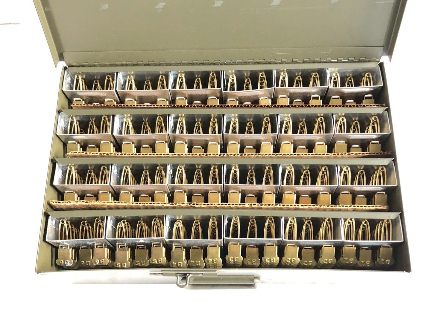 米軍放 アメリカ製 KEYES-DAVIS 真鍮製ヴィンテージ軍用ランドリー安全ピン 530本セット B 1-B 24 メタルケース付き 調達契約1991年 100 BJ 9 DK