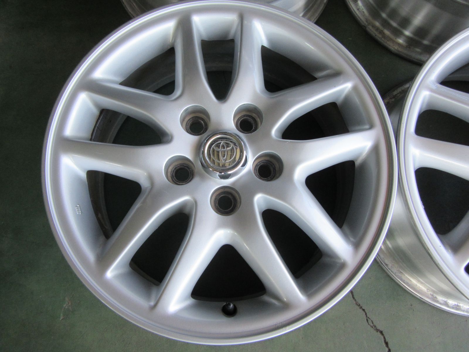 送料込み！ トヨタ純正 16インチ 6.0J 114.3 5H アルミホイール