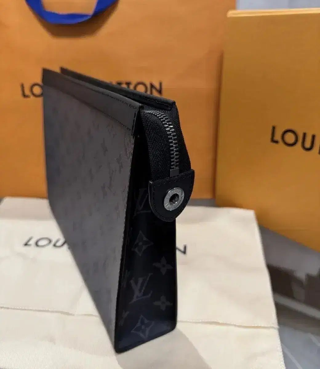 Louis Vuitton ルイヴィトン モノグラム エクリプス リバース ヴォワヤージュ クラッチ 内蔵チップ