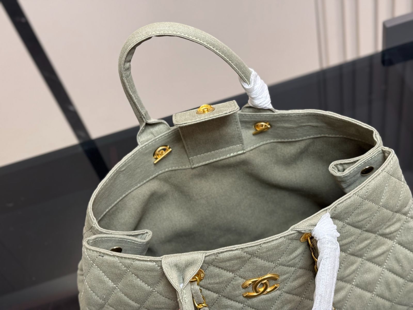 *CHANEL* シャネル ココビーチ ロゴパッチ ショートデニム 25ココビーチ限定*【CHANEL】 CCロゴ ショートデニム (CHANEL