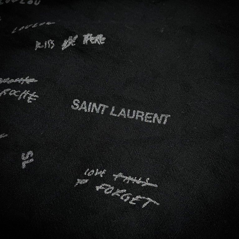 Saint Laurent Paris ウールガーゼメッセージプリント大判スカーフ ストール Archive アーカイブ サンローランパリ メンズ Saint Laurent Paris ウールガーゼメッセージプリント大判スカーフ