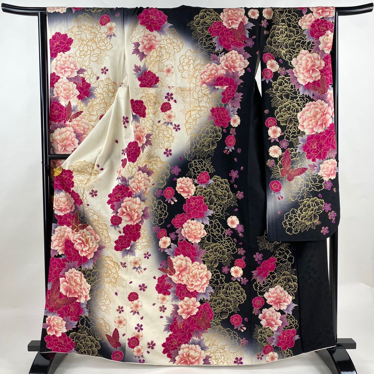 （451）振袖 黒地 花柄 蝶金駒刺繍 寛斎 振袖 美品 名品 牡丹 蝶 刺繍 金彩 クリーム 袷
