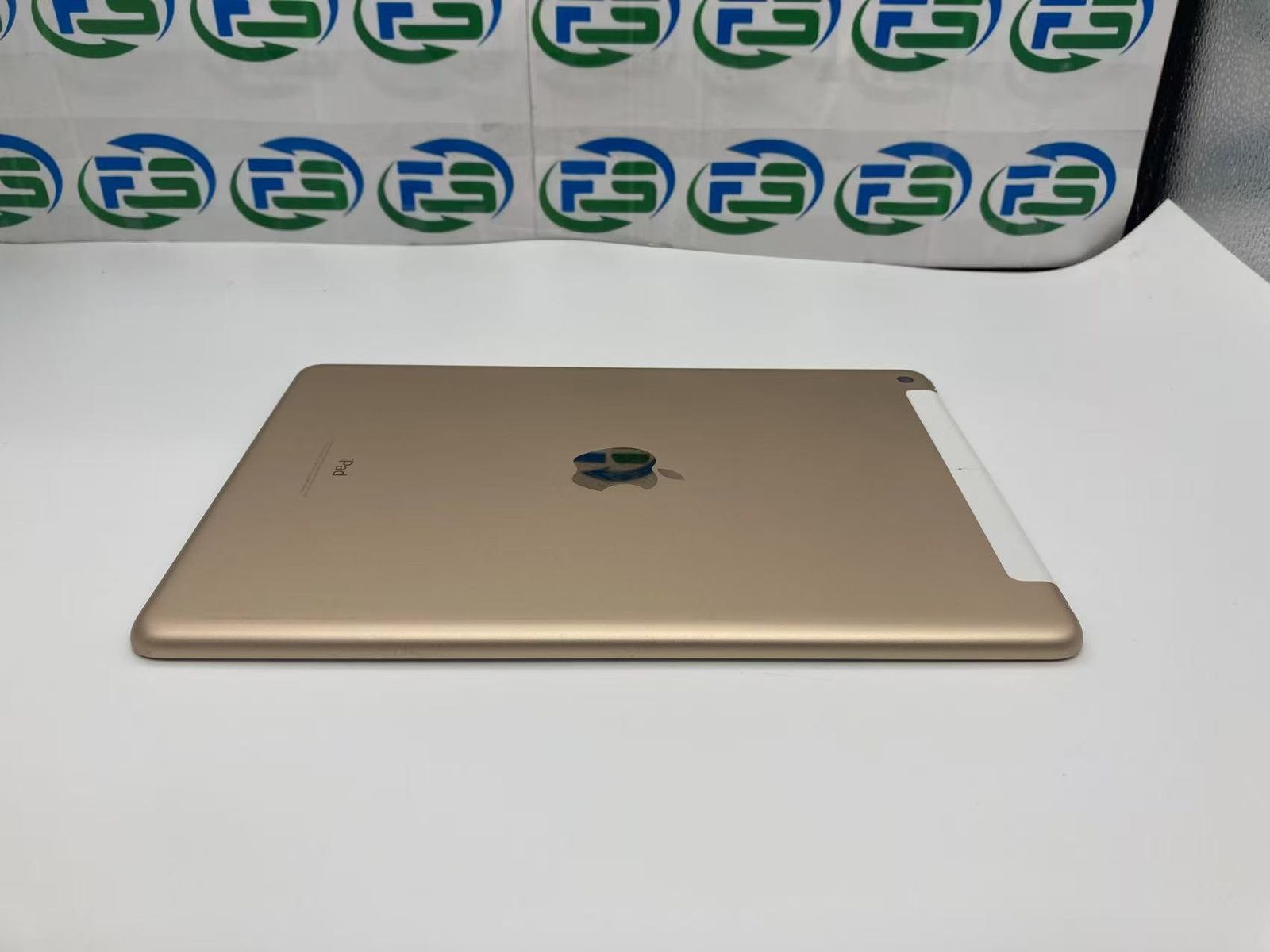 iPad 第5世代 32GB ゴールド セルラーモデル 本体 87%バッテリー 充電