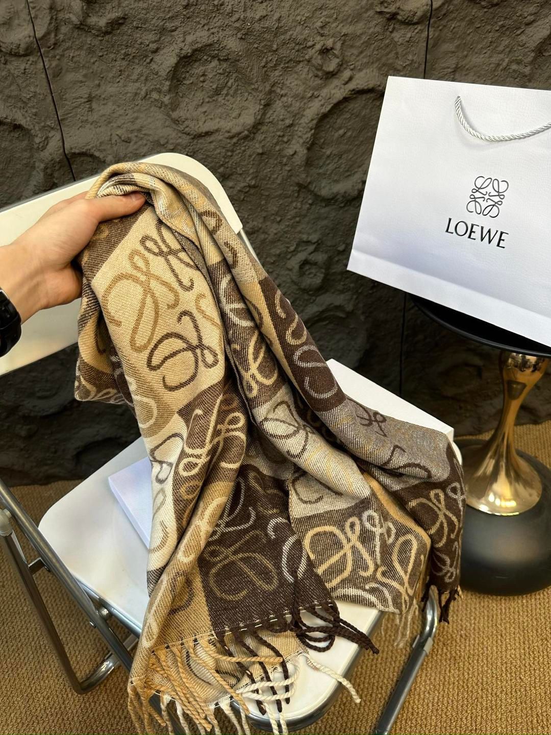 ロエベ✨スカーフ　値下げ ロエベ マフラー スカーフ アナグラム ロゴ