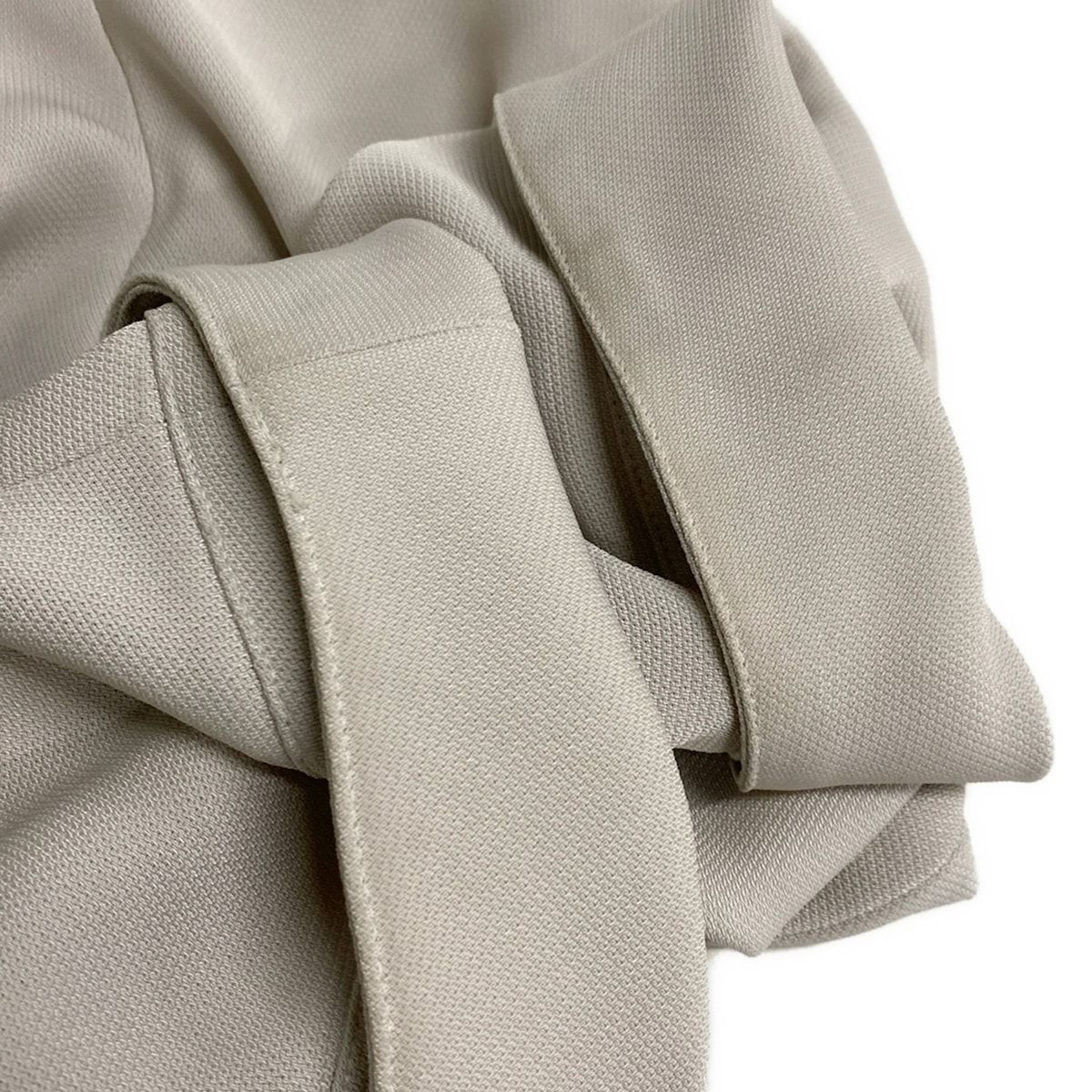 - ライトベージュ