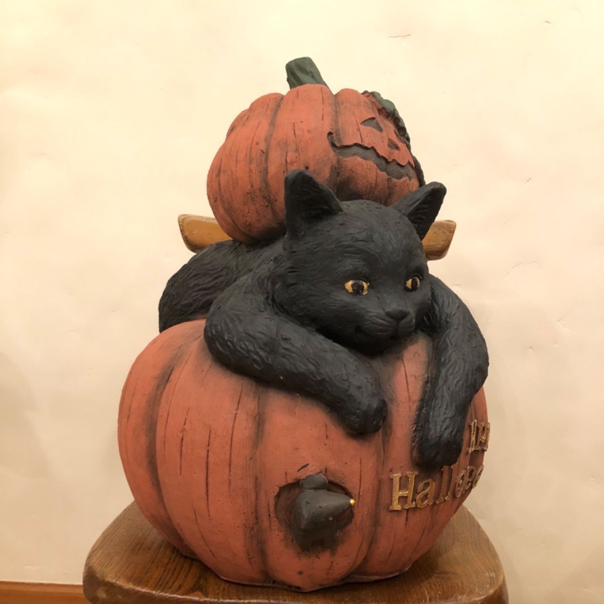 ハロウィン 家型オブジェ ポット型のカボチャは、ねこちゃんとゴールドのフィニッシュ加工