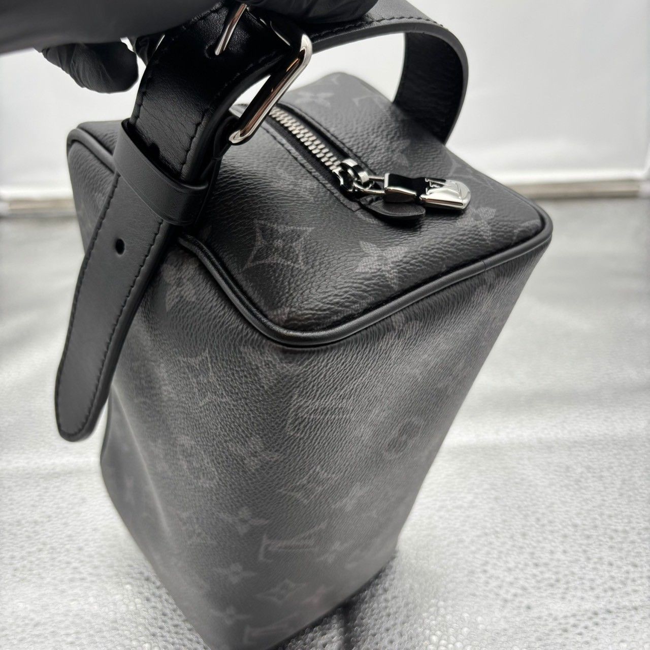 LOUIS VUITTON ロッカー ドップキット モノグラムエクリプス