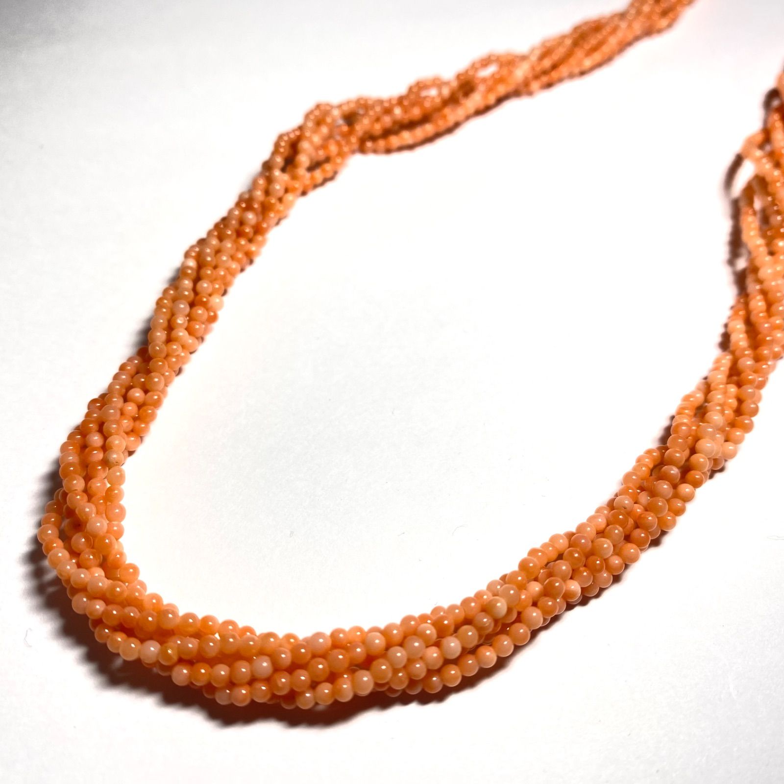 天然桃珊瑚ねじれ6連ネックレス - 繊細な輝きと気品をまとう上質