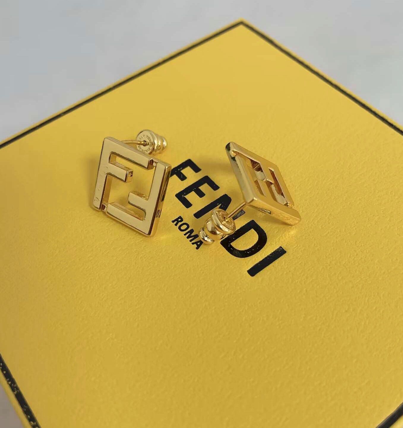 FENDI logo イヤリング   いちごショップ   メルカリ
