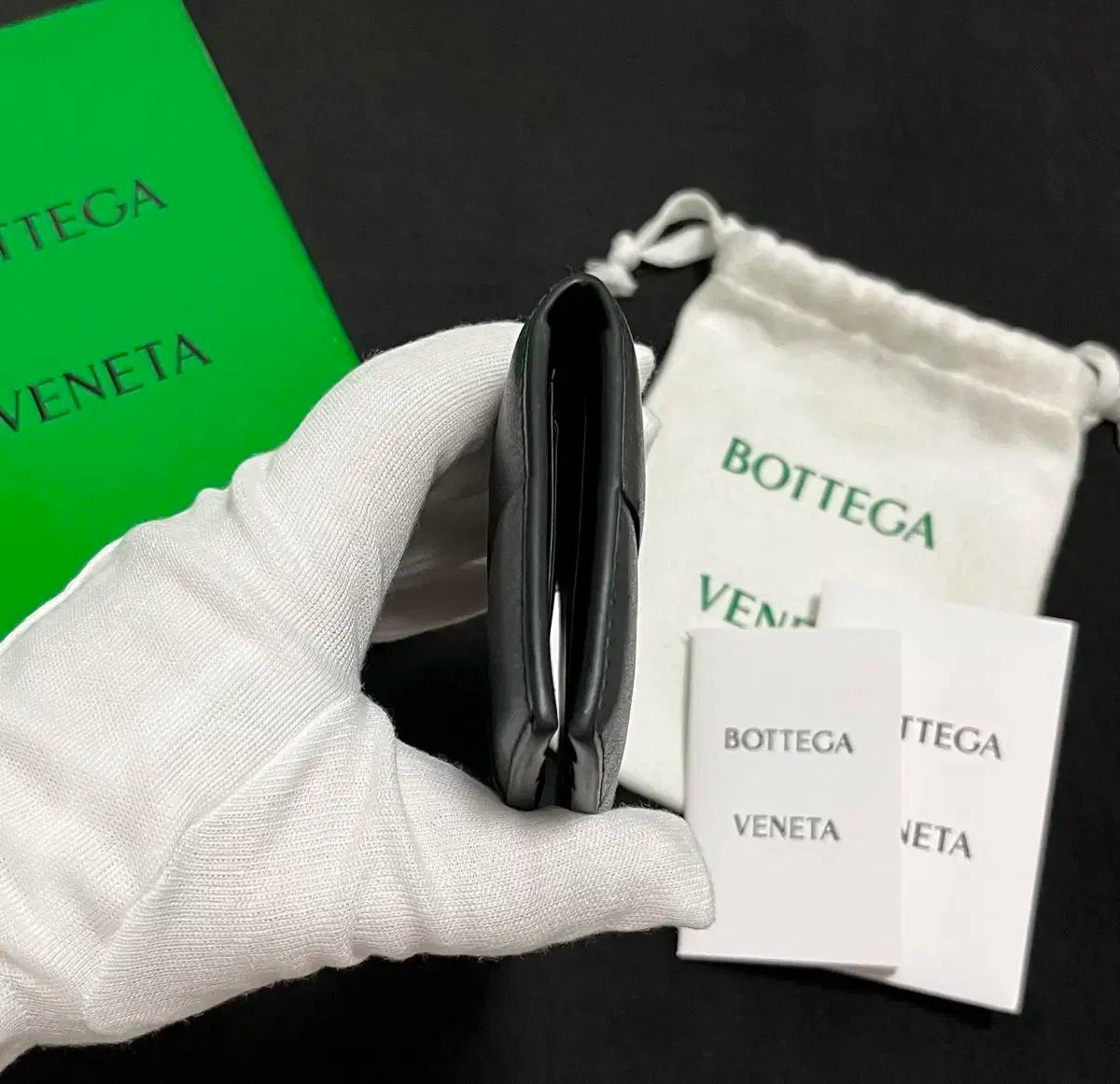 S クラス/フルコンポジション Bottega Veneta(ボッテガヴェネタ) カーフレザー フラップ カードウォレット ブラック BOTTEGA  VENETA ボッテガヴェネタ 三つ折り財布 719424 VCPP2 レディース イントレチャート ミニ財布 コインケース付き カラー3色  719424VCPP28425 ...